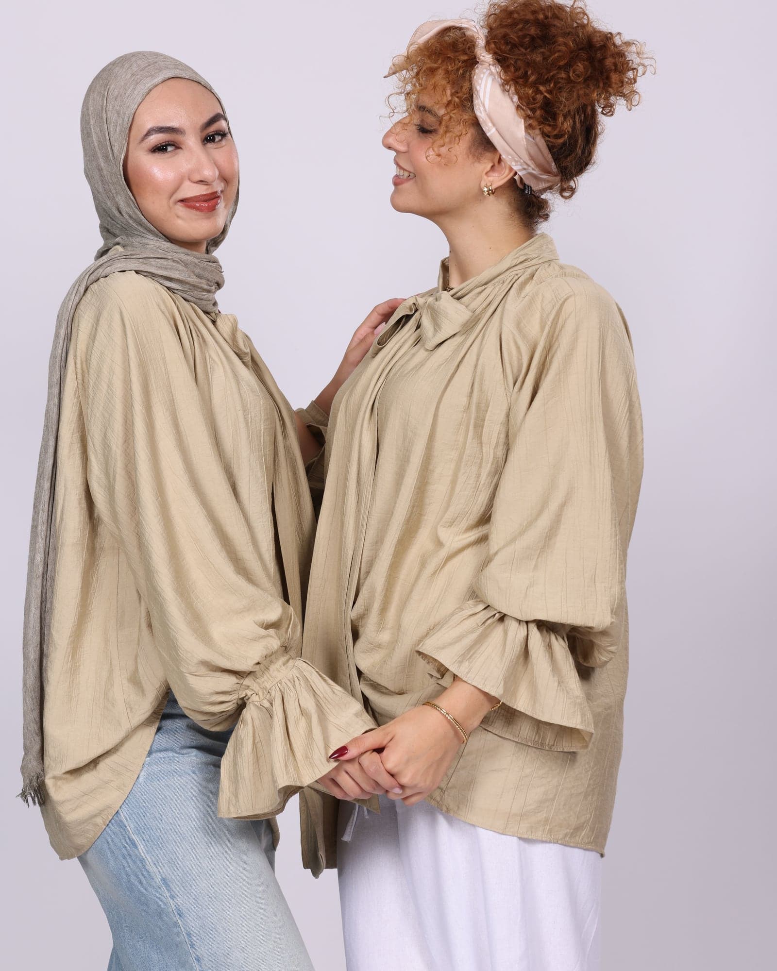 Deux mannequins ODAE côte à côte, l’une portant le hijab, l’autre non